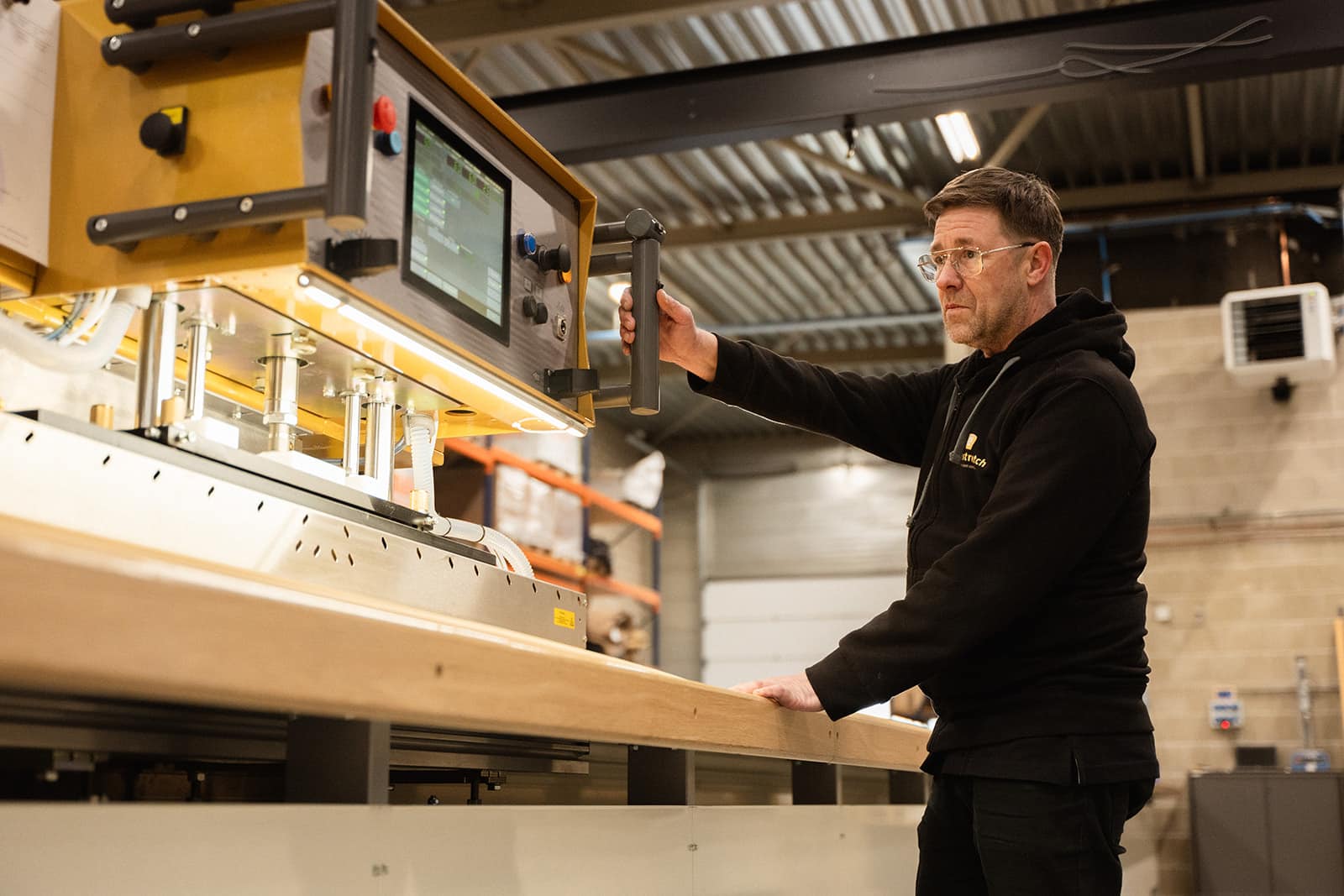 Het lasapparaat wordt bediend door een productiemedewerker
