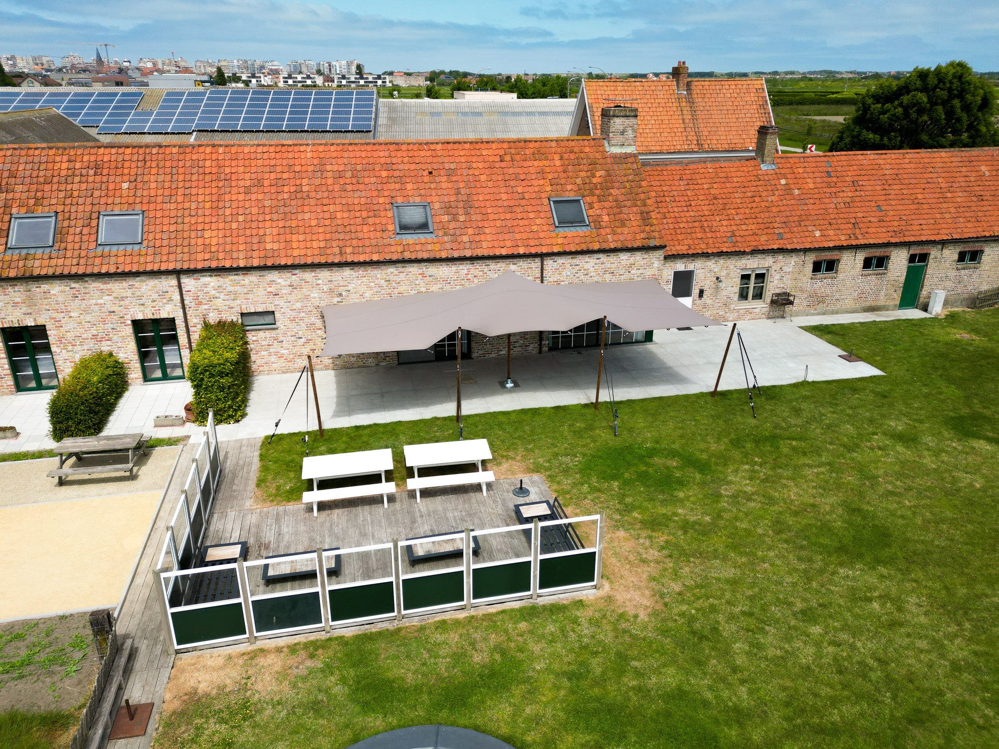 Overzichtsfoto van stretchtent bij recreatielocatie Hoeve Langhof.